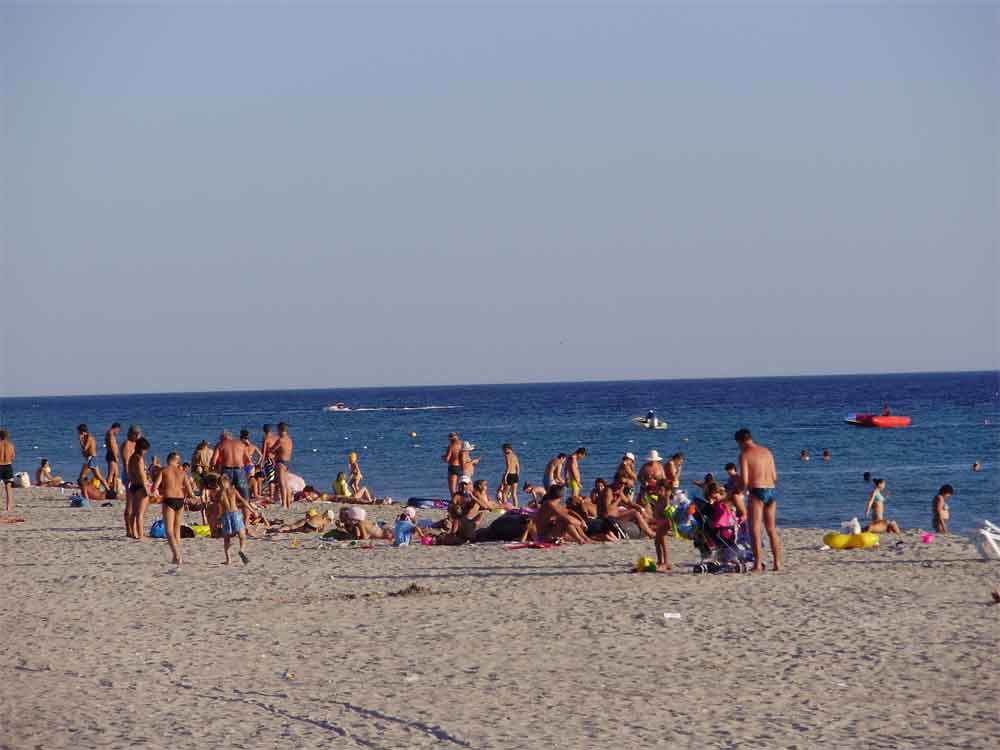 Штормовое(Крым).Отдыхающие на пляже. Водные мотоциклы в воде. Песчаный пляж.